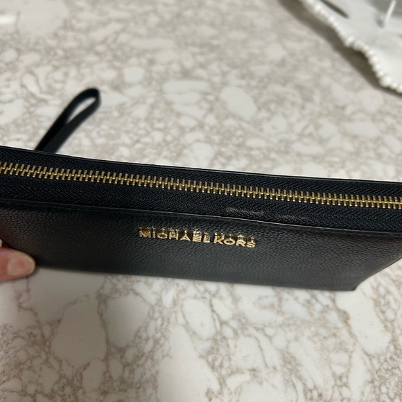 Michael Kor ladies black zip wallet. New WOT. Beautiful wallet with hand strap. - Picture 3 of 15